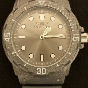 NWT Invicta Silver-Gray Textured Watch comes with Box